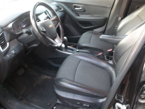 Used 2020 Chevrolet Trax LT w/ LT Convenience Package FWD image 4