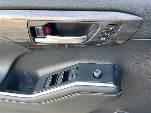 Used 2020 Toyota Highlander Limited image 27