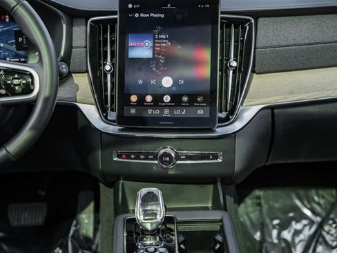 Used 2025 Volvo XC90 B6 Plus image 21