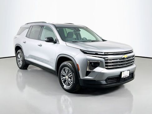 Used 2025 Chevrolet Traverse LT image 3