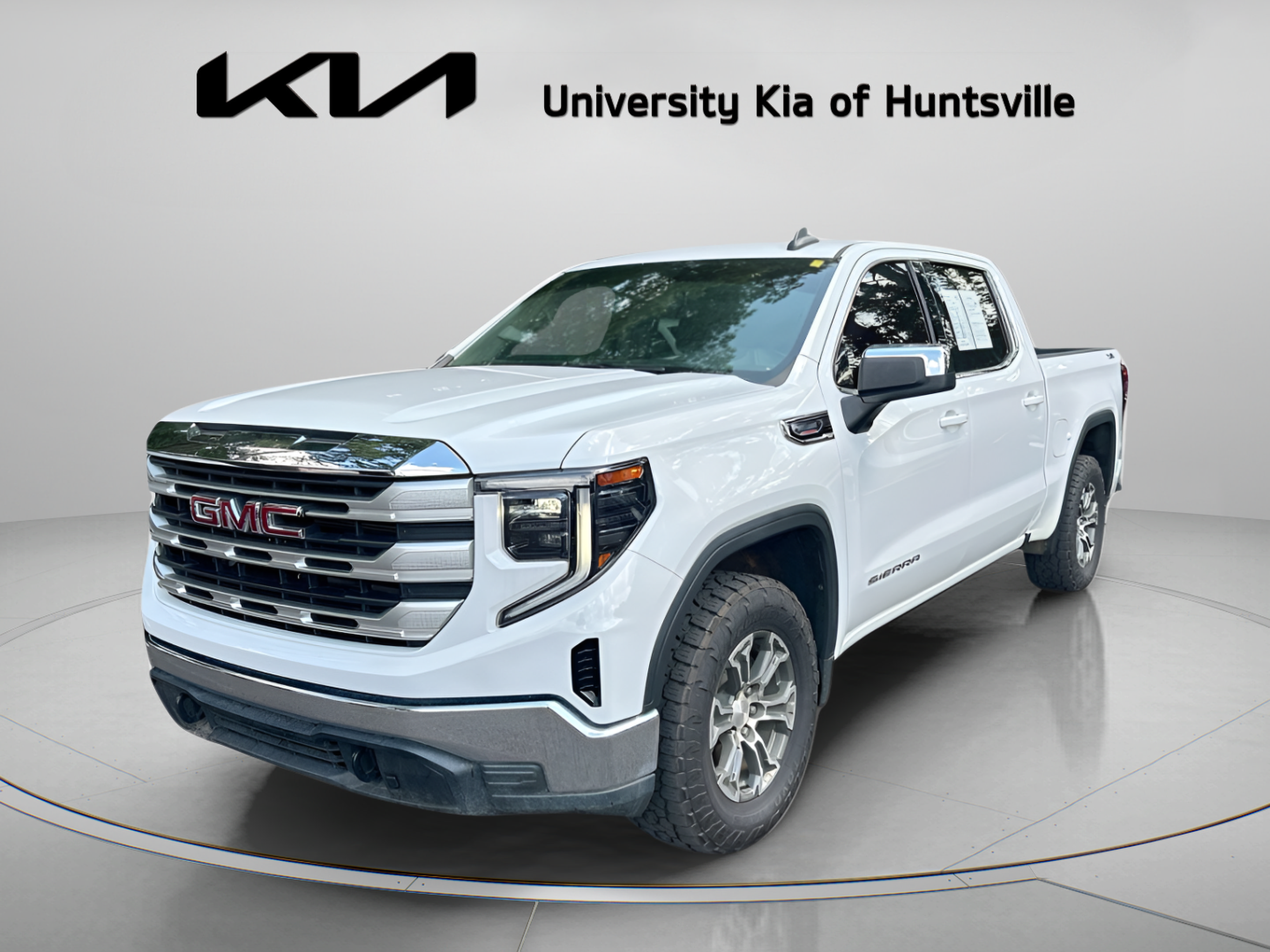 Used 2024 GMC Sierra 1500 SLE w/ Preferred Package AWD/4WD image 4
