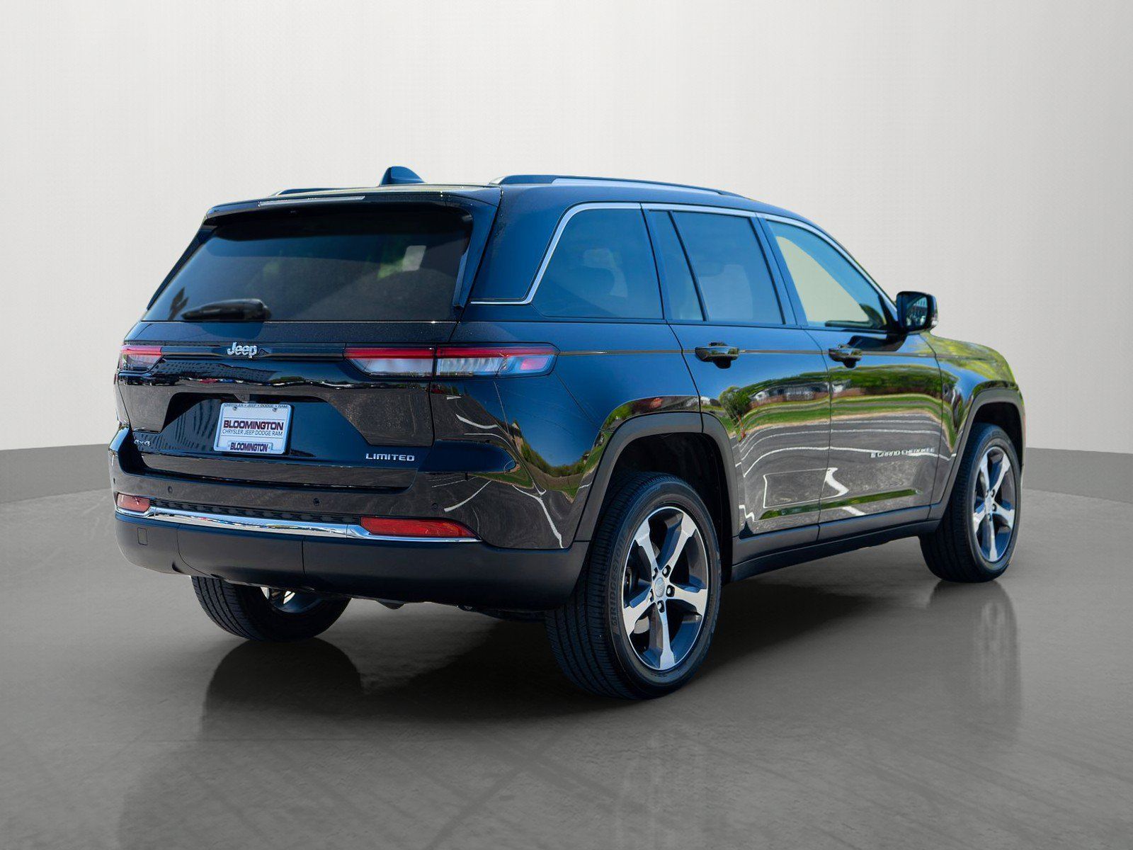 Used 2023 Jeep Grand Cherokee Limited w/ Trailer Tow Prep Group (B) AWD/4WD image 7