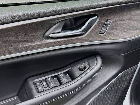 New 2025 Jeep Grand Cherokee L Limited w/ Black Appearance Package image 18