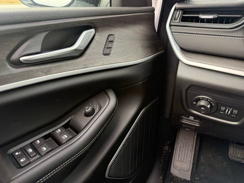 New 2026 Jeep Grand Cherokee L Limited w/ Luxury Tech Group II AWD/4WD image 7
