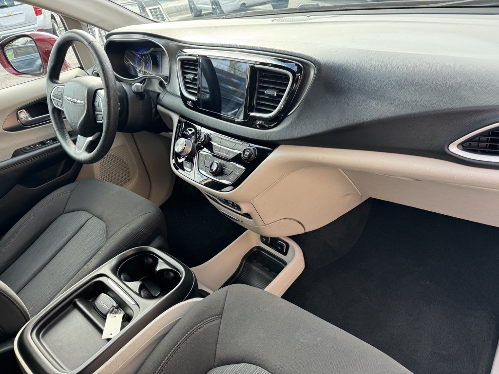 Used 2020 Chrysler Pacifica Touring FWD image 5