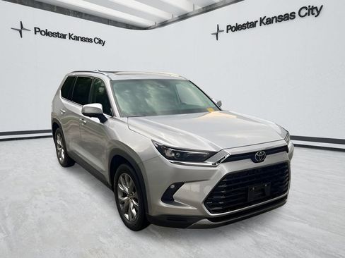 Used 2024 Toyota Grand Highlander AWD image 3