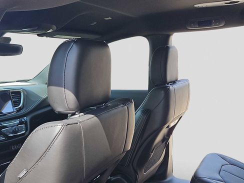 New 2025 Chrysler Pacifica Select image 14