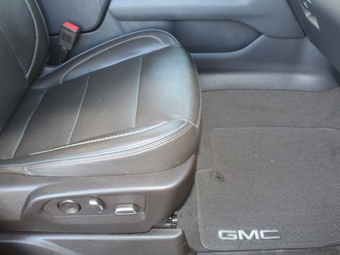 Used 2022 GMC Yukon XL Denali w/ Denali Premium Package image 19