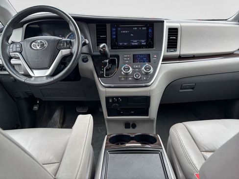 Used 2016 Toyota Sienna XLE Premium FWD image 14