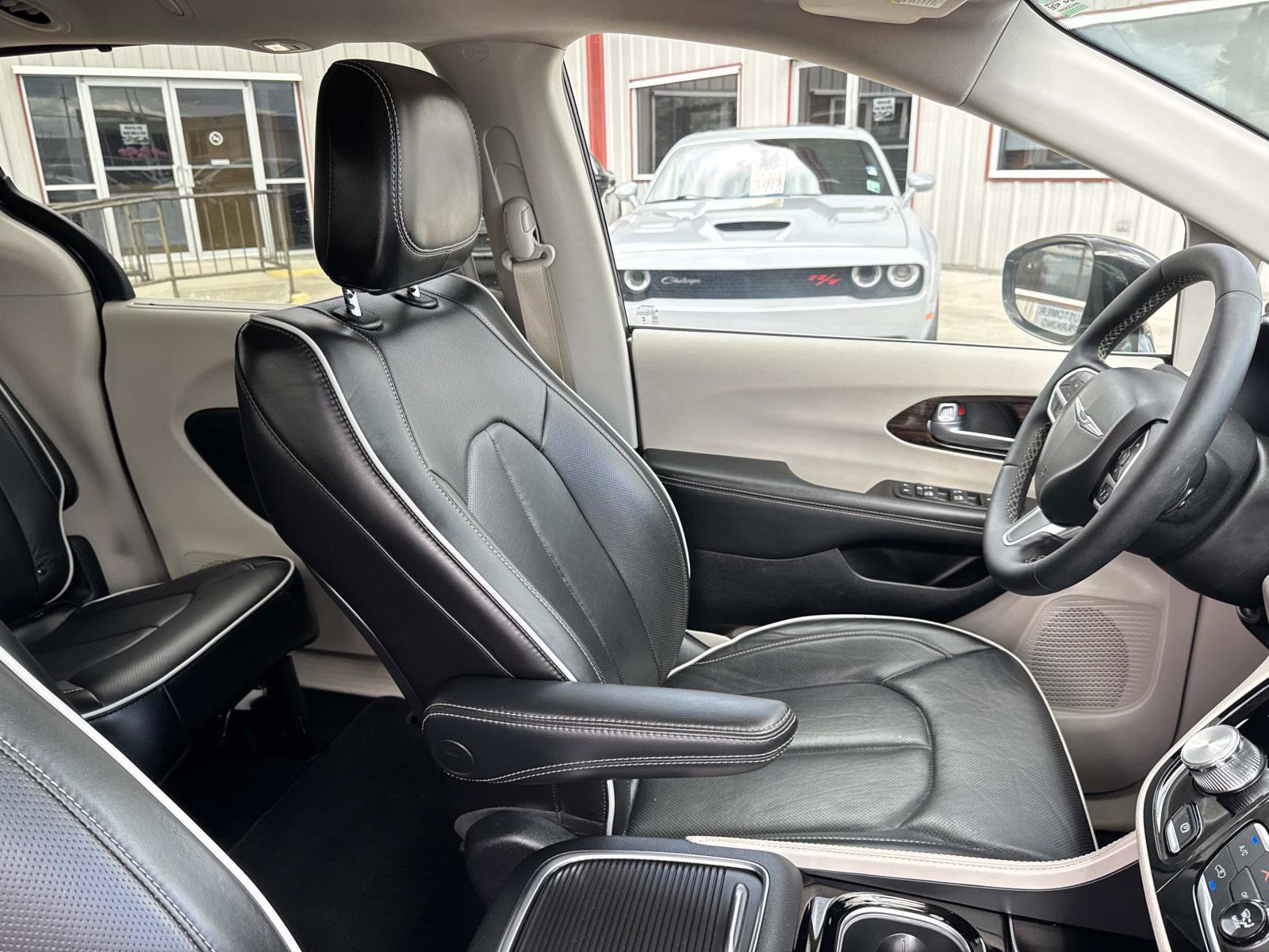 Used 2024 Chrysler Pacifica Limited FWD image 12