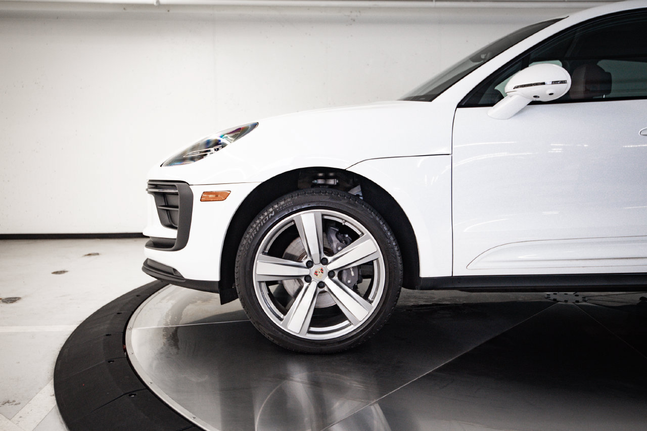 Certified 2024 Porsche Macan AWD/4WD image 11
