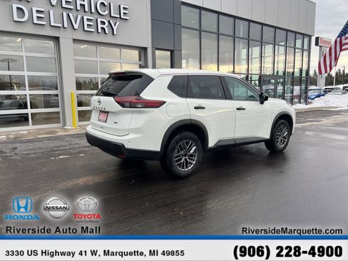 Used 2024 Nissan Rogue S image 9