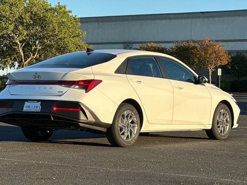 New 2026 Hyundai Elantra Hybrid FWD image 4