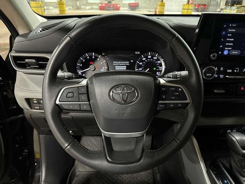 Used 2024 Toyota Highlander LE FWD image 19