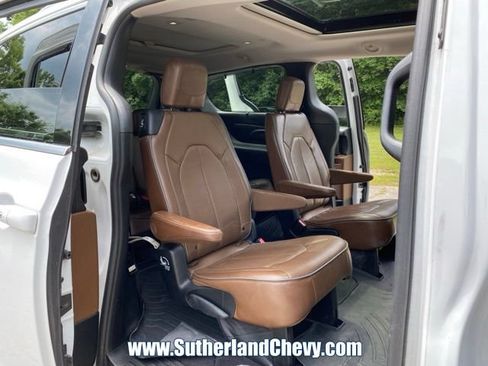 Used 2017 Chrysler Pacifica Limited FWD image 38