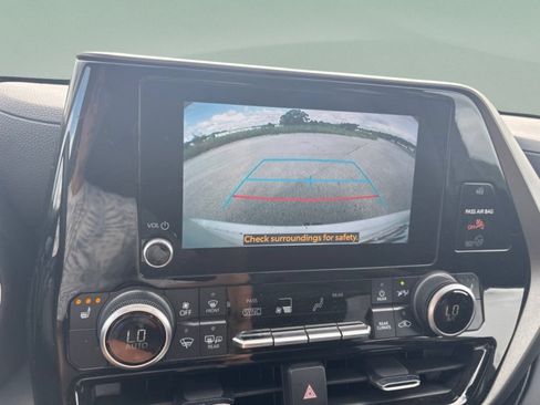 Used 2024 Toyota Highlander XLE FWD image 13