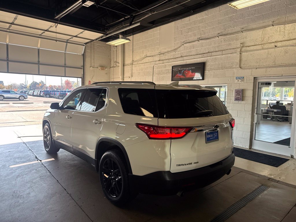 Used 2018 Chevrolet Traverse LT w/ LPO, Black Accent Package AWD/4WD image 2