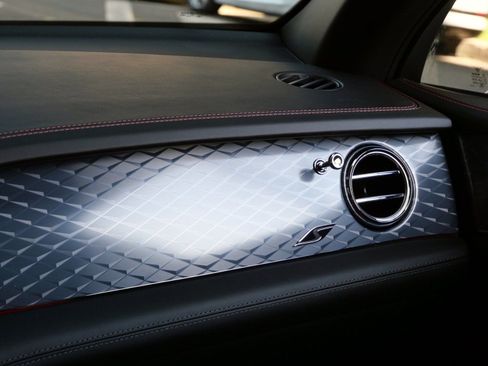 Used 2022 Bentley Bentayga image 22