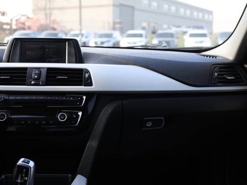 Used 2018 BMW 320i xDrive Sedan image 24