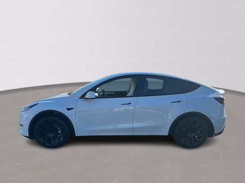 Used 2022 Tesla Model Y Long Range image 2