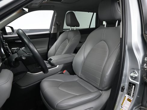 Used 2022 Toyota Highlander XLE image 17