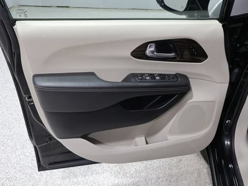 Used 2024 Chrysler Pacifica Limited FWD image 14