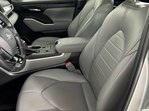 Used 2021 Toyota Highlander XLE AWD/4WD image 12