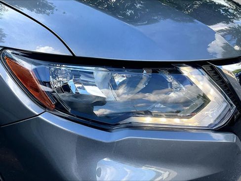 Used 2018 Nissan Rogue SV AWD/4WD image 25