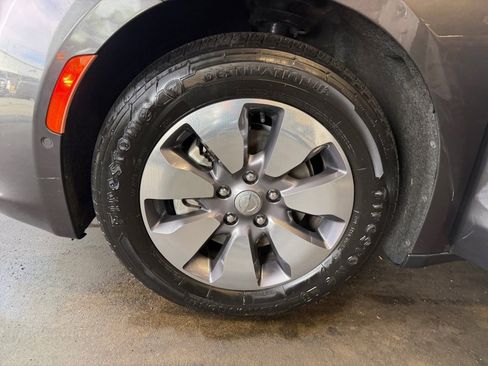 Used 2019 Chrysler Pacifica Limited w/ Advanced Safetytec Group FWD image 31