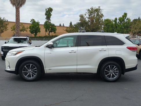 Used 2017 Toyota Highlander XLE w/ Carpet Mat Package AWD/4WD image 6