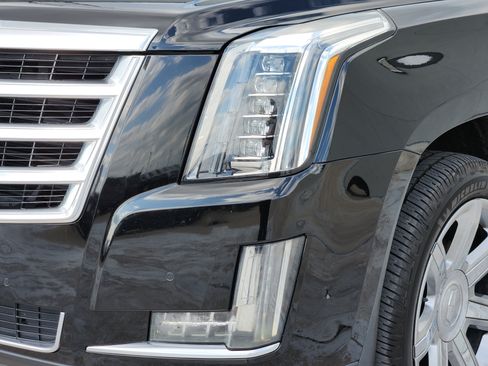 Used 2020 Cadillac Escalade Luxury RWD image 11