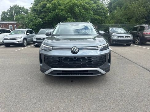 Used 2025 Volkswagen Tiguan SE AWD/4WD image 2