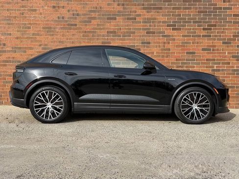 New 2026 Porsche Macan 4 Electric image 8
