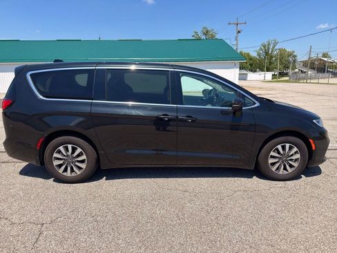 Used 2023 Chrysler Pacifica Touring-L FWD image 7