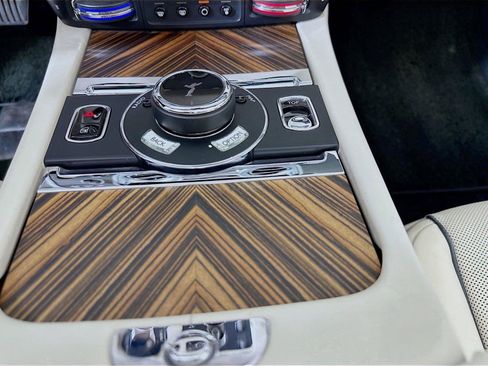 Used 2016 Rolls-Royce Dawn RWD image 25