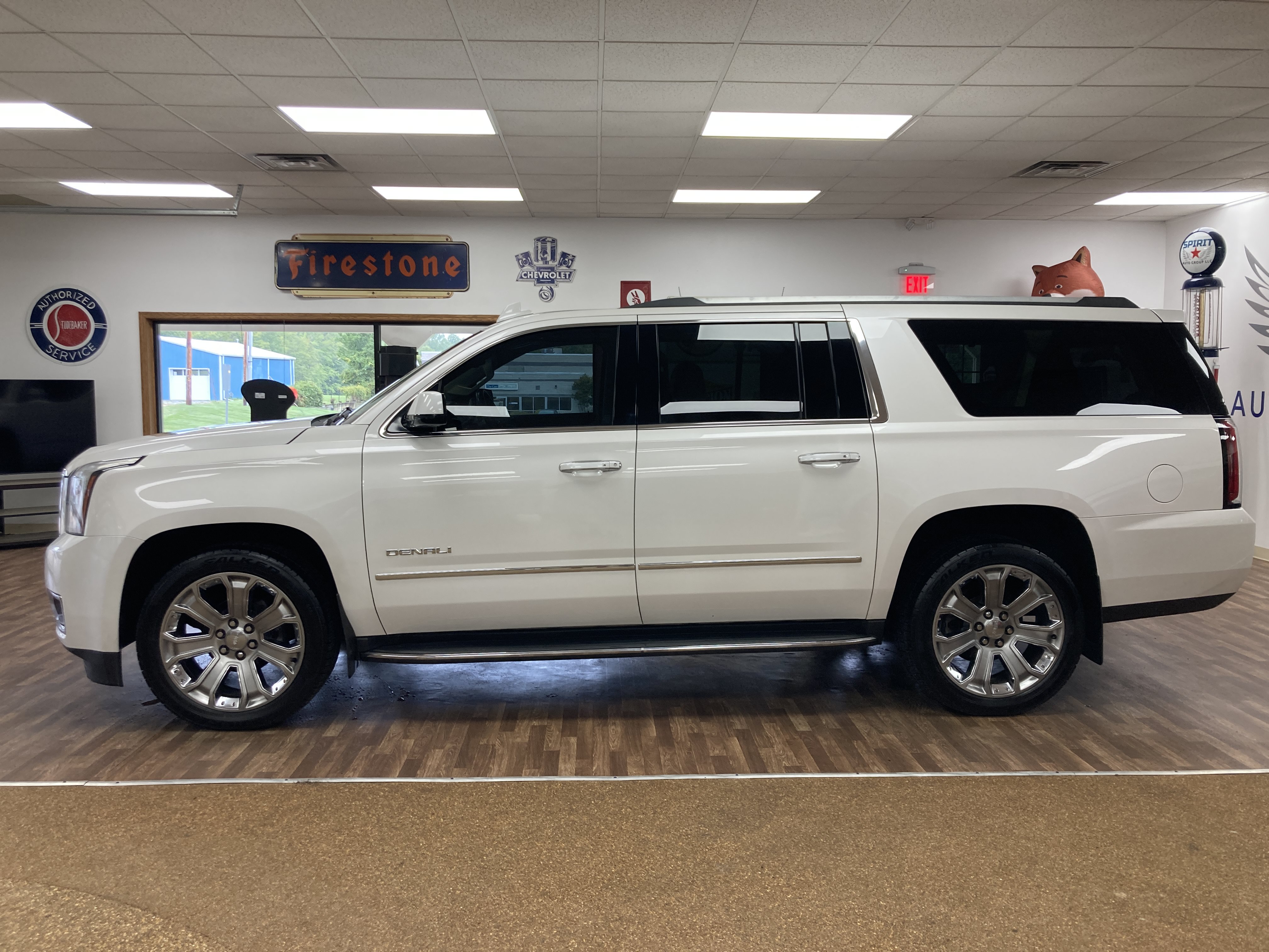 Used 2021 GMC Yukon SLT w/ SLT Premium Package AWD/4WD image 3