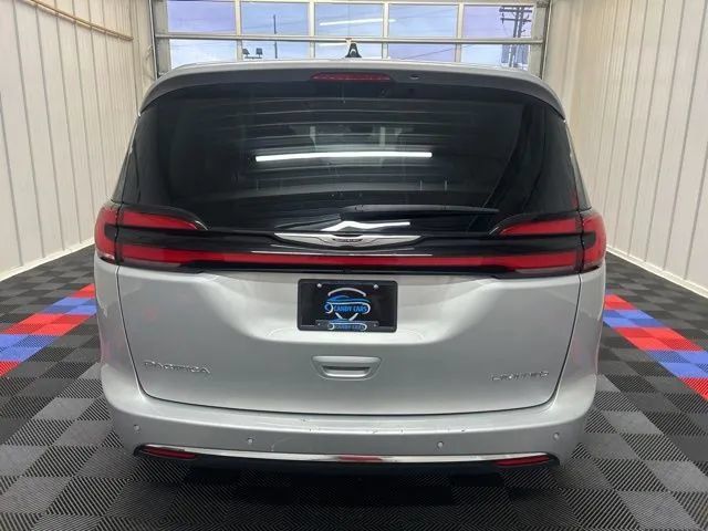 Used 2024 Chrysler Pacifica Limited FWD image 5