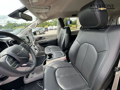 Used 2024 Chrysler Pacifica Select image 16