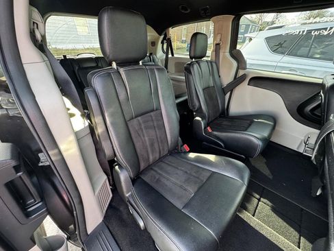 Used 2020 Dodge Grand Caravan SXT image 6