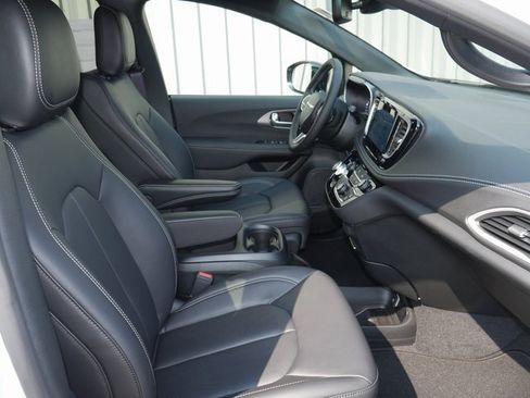 New 2026 Chrysler Pacifica Select image 27