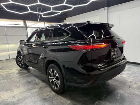 Used 2021 Toyota Highlander XLE AWD/4WD image 3