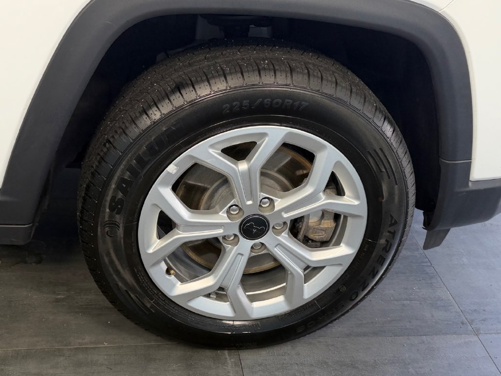 Used 2025 Jeep Compass Latitude w/ Sun & Sound Group AWD/4WD image 17
