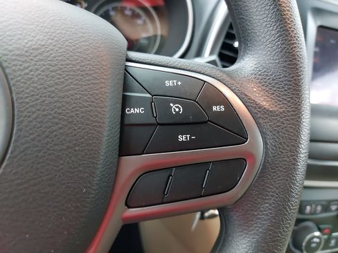Used 2021 Jeep Cherokee Latitude FWD image 19