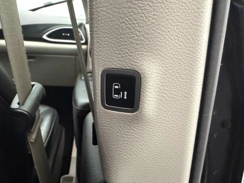 Used 2019 Chrysler Pacifica Touring-L FWD image 30