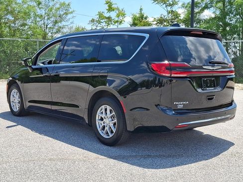 Used 2024 Chrysler Pacifica Touring-L FWD image 7