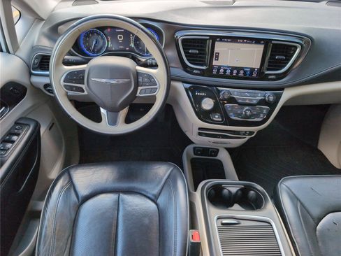 Used 2018 Chrysler Pacifica Limited FWD image 32
