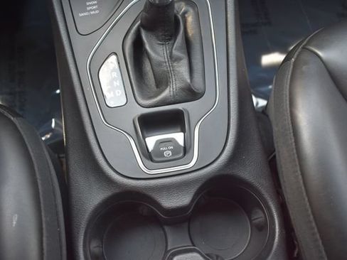 Used 2020 Jeep Cherokee Latitude Plus w/ Cold Weather Group AWD/4WD image 31