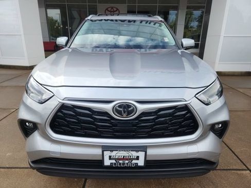 Used 2022 Toyota Highlander XLE AWD/4WD image 9