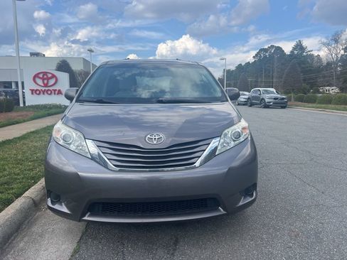 Used 2015 Toyota Sienna LE image 5