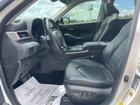 Used 2020 Toyota Highlander XLE FWD image 11